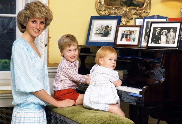  Diana, Princess of Wales with her sons, Prince William and Prince Harry, at the piano in Kensington Palace.| Photo: Getty Images.
