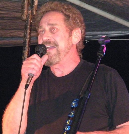 Earl Thomas Conley country singer in concert, 2011 | Photo: Wikimedia Commons Images
