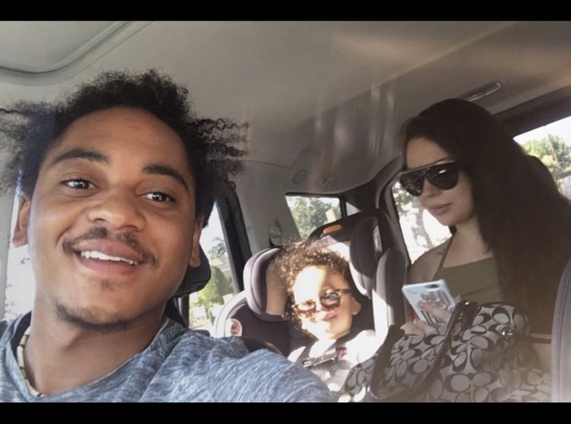 Corde Broadus, Jessica Kyzer and the son Zion Broadus sitting in a car, 2017 | Source: Jessica Kyzer
