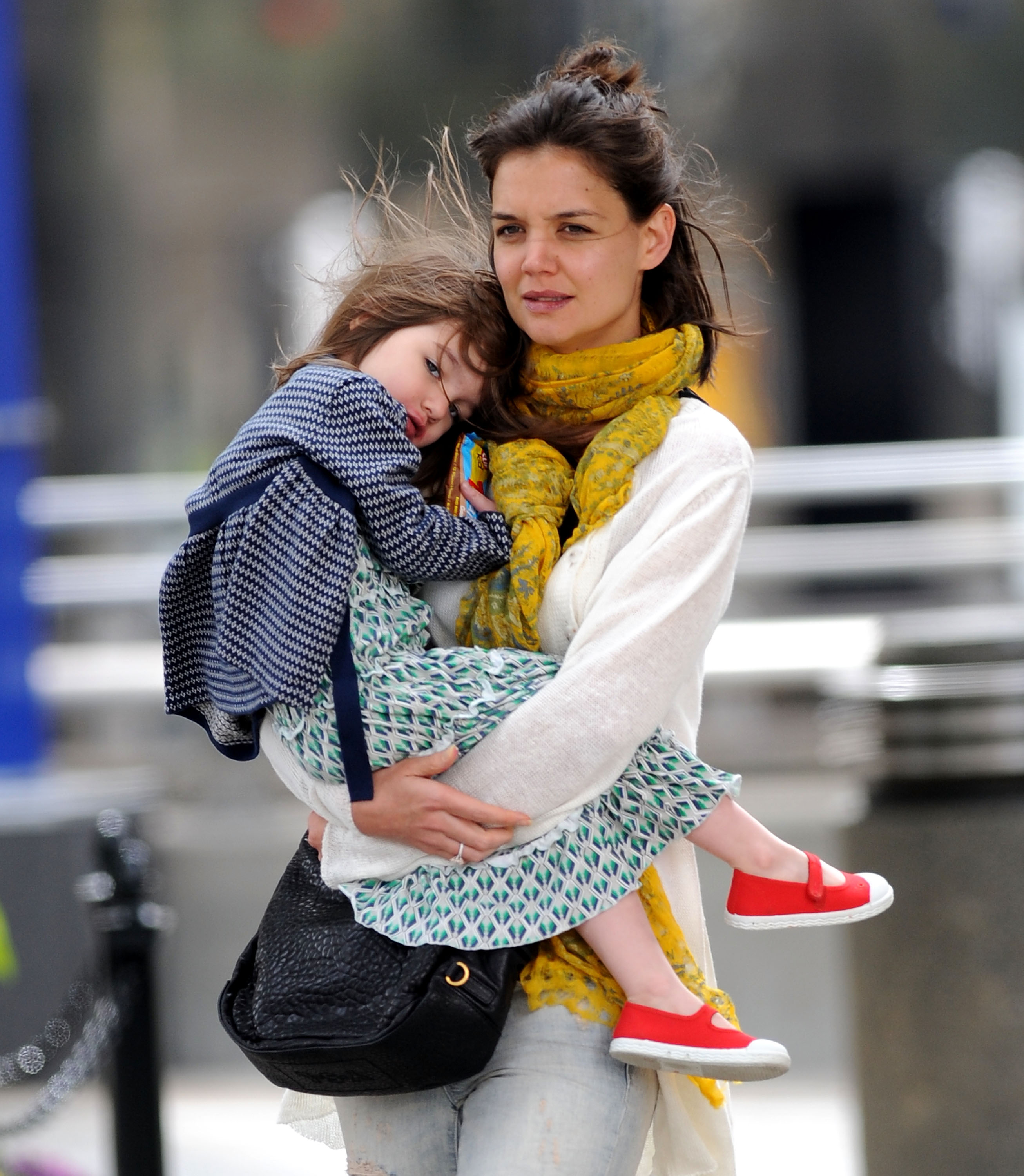 Katie Holmes and Suri Cruise on the streets of Boston on October 10, 2009, in Boston, Massachusetts. | Source: Getty Images