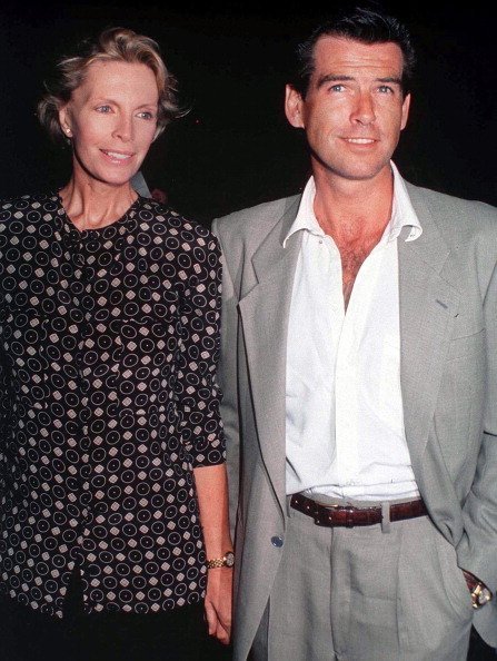 Pierce Brosnan mit seiner Frau, der Schauspielerin Cassandra Harris, um 1990 | Quelle: Getty Images
