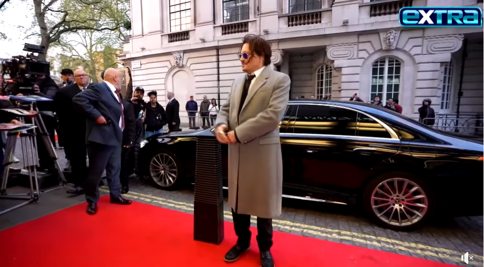 Johnny Depp stands before a crowd at the "Jeanne du Barry" premiere in London, England. | Source: Facebook/extra