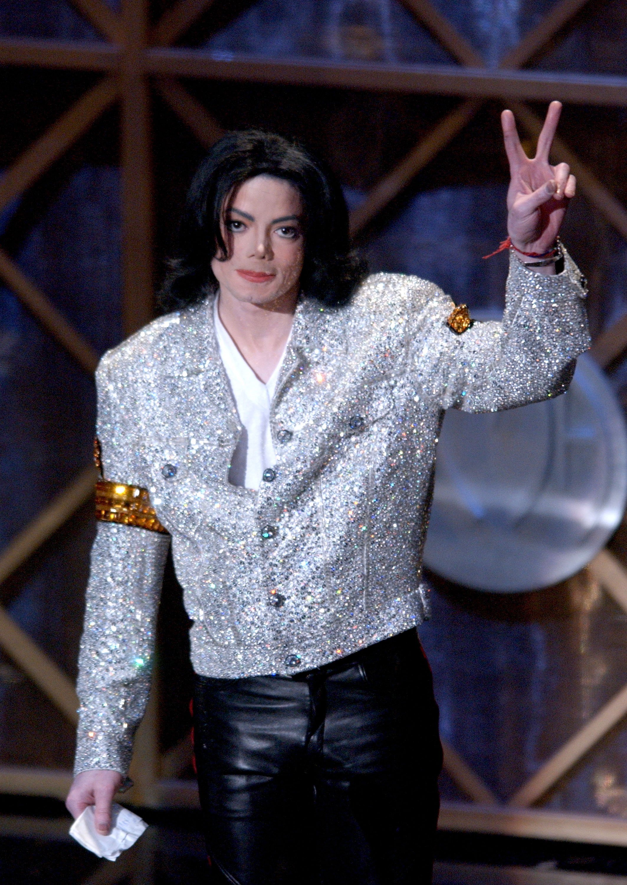 Michael Jackson at the 29th Annual American Music Awards at the Shrine Auditorium on Jan. 9, 2002 in Los Angeles. | Photo: Getty Images