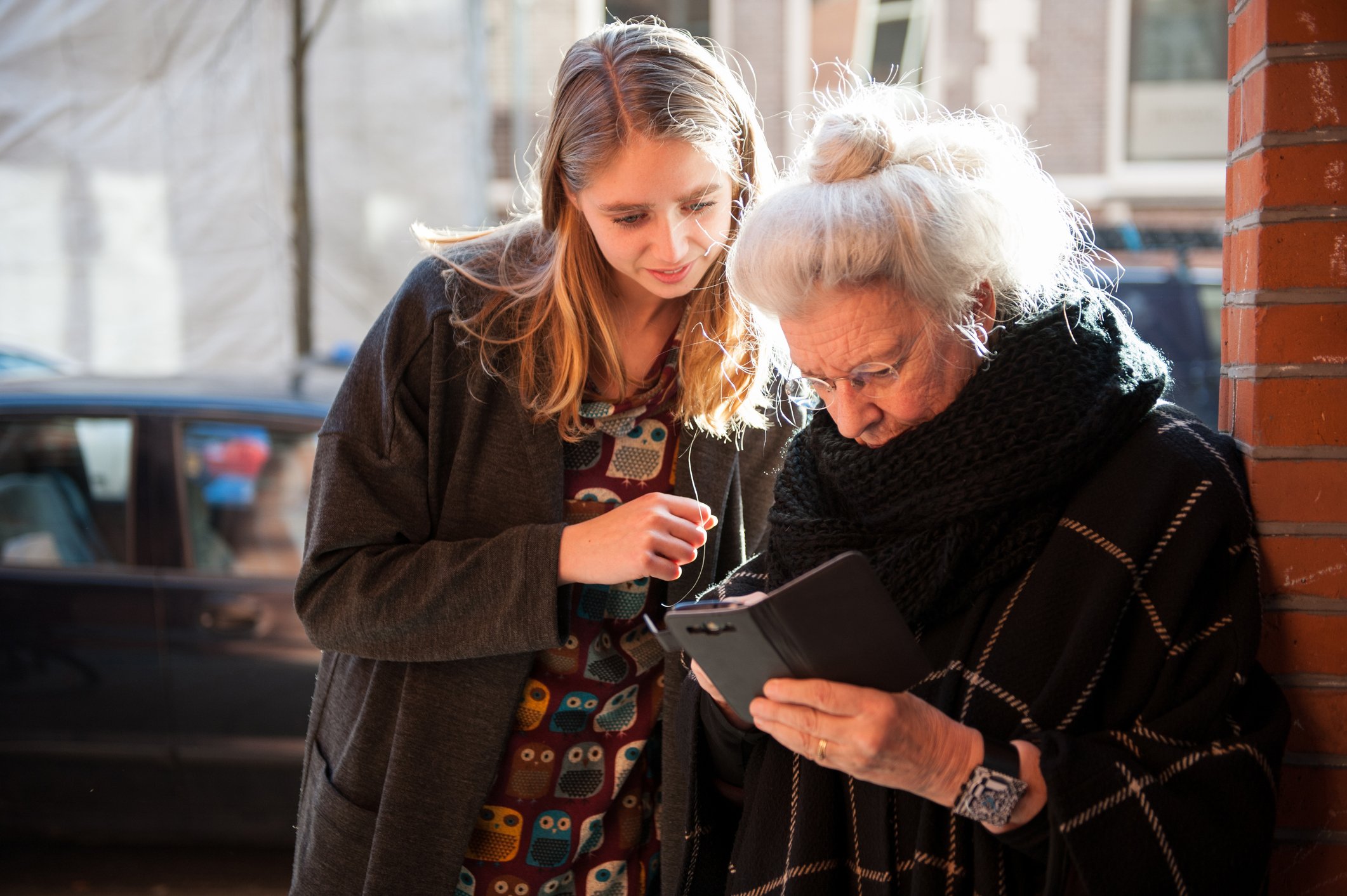 Ältere Dame und Enkelin betrachten ein Smartphone I Quelle: Getty Images