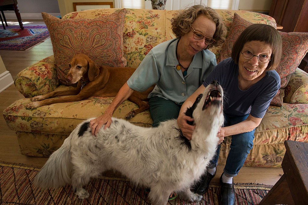 La actriz Linda Hunt, con su pareja Karen Klein y sus perros se sientan en la sala de estar de su renovado hogar Craftsman. | Foto: Getty Images