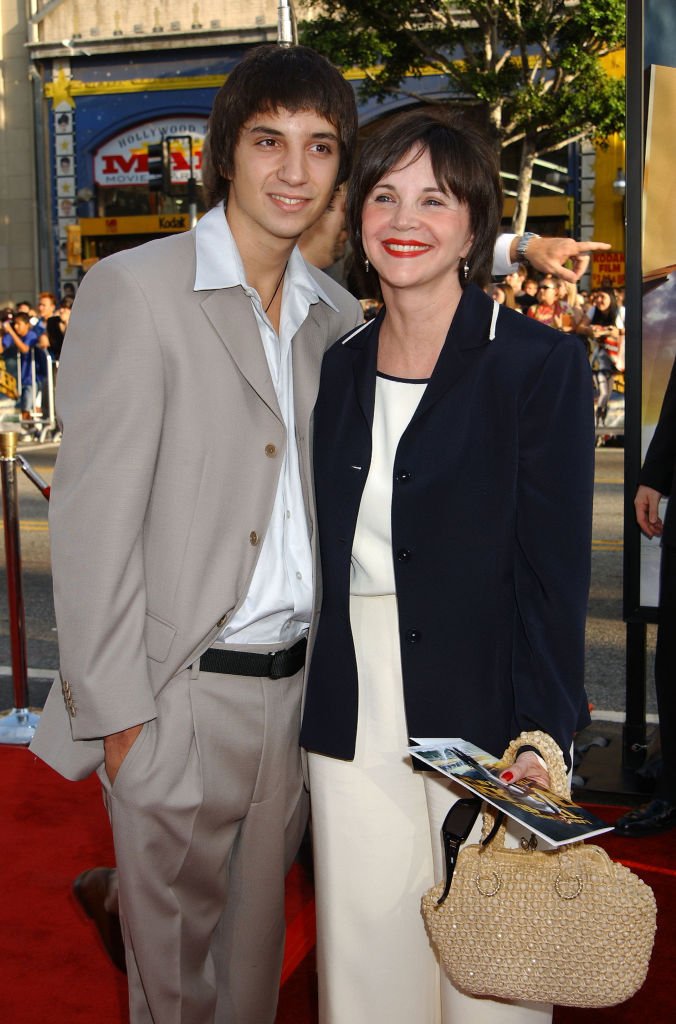 Cindy Williams and her son in Hollywood on July 21, 2003. | Source: Getty Images