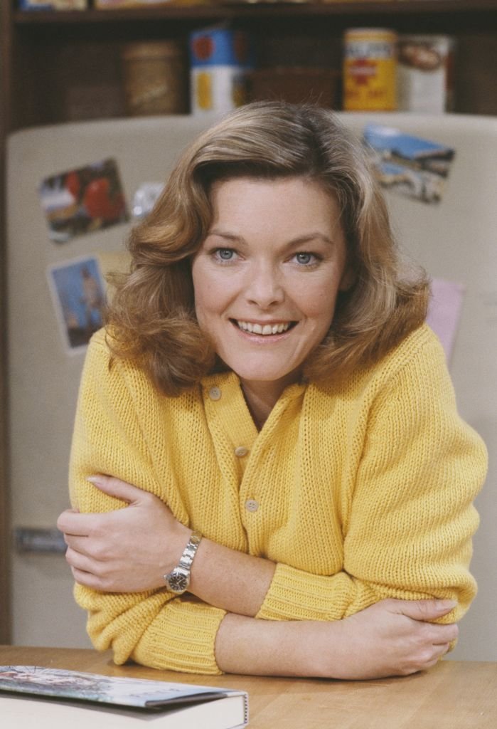 Promotional portrait of American actress Jane Curtain (as Allie Lowell) from the CBS television sitcom 'Kate & Allie' who leans on a kitchen counter with her arms crossed, New York, New York, 1986 | Photo: GettyImages