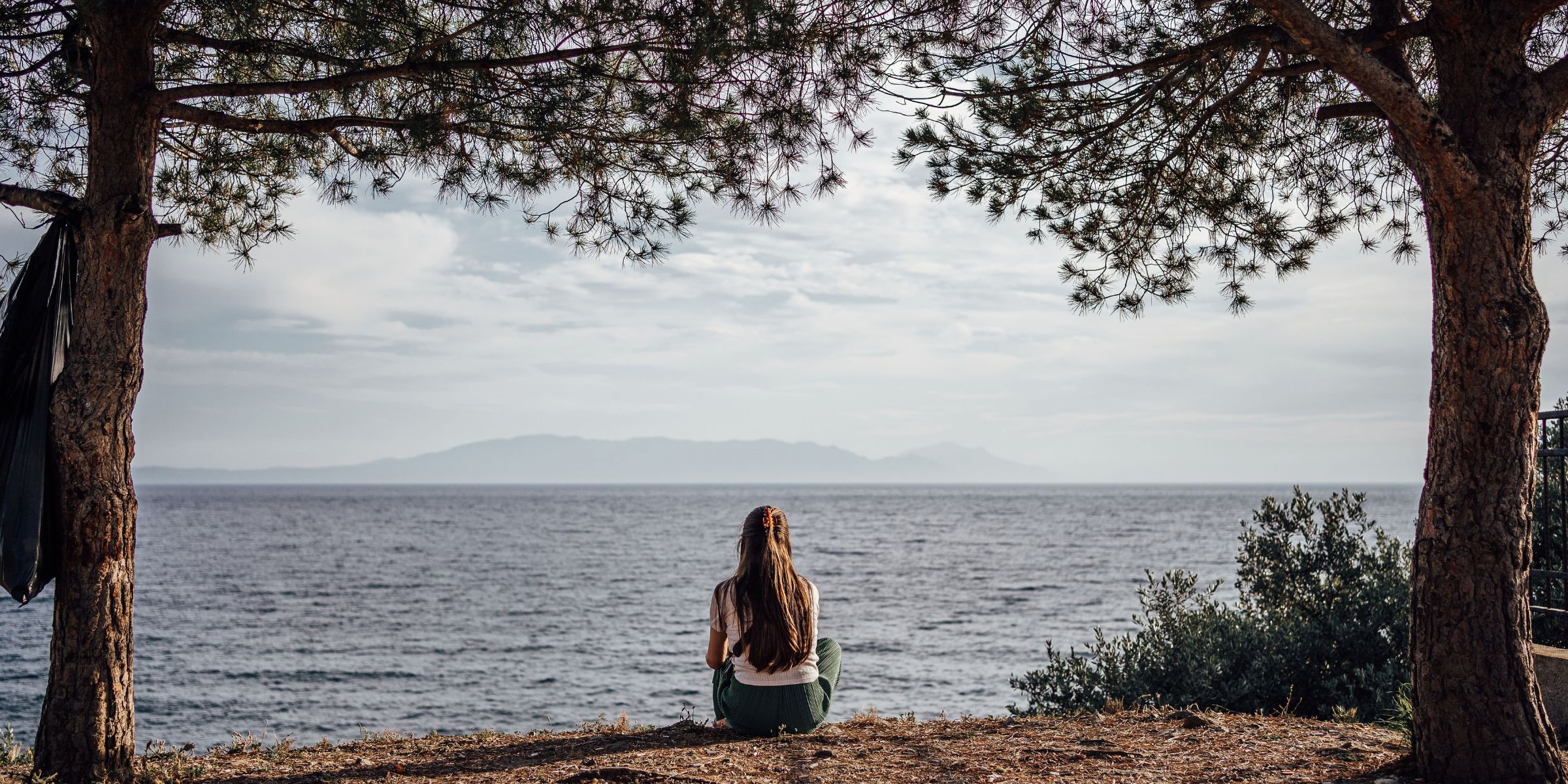 A woman looking out the sea | Source: Pexels