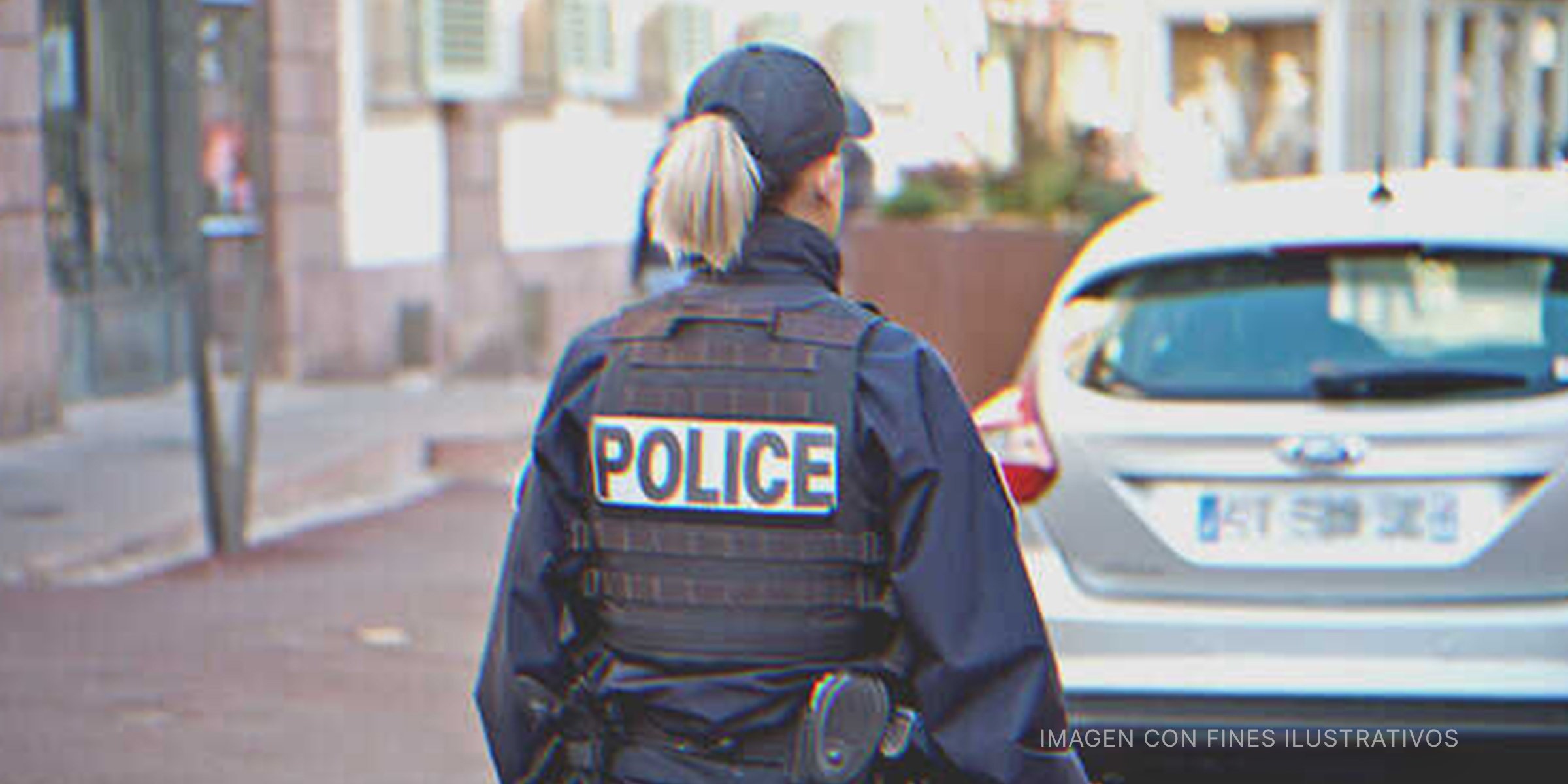Mujer policía mirando un automóvil. | Foto: Shutterstock