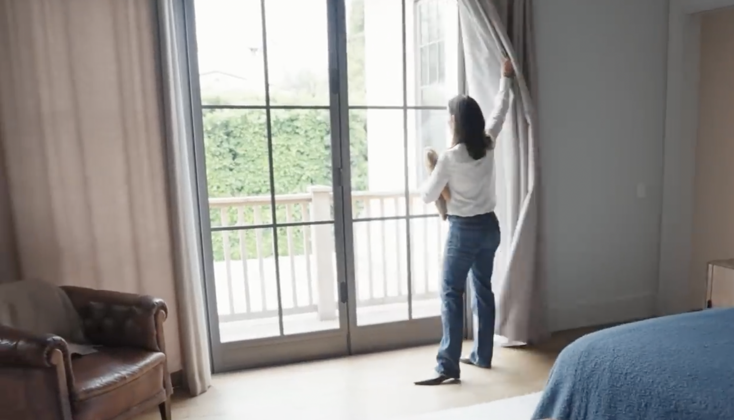 Jennifer Garner's primary bedroom from a post dated September 3, 2024. | Source: YouTube/Architectural Digest