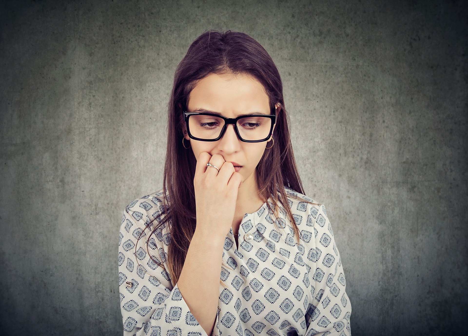 Mujer nerviosa mordiéndose las uñas || Foto: Shutterstock Mujer nerviosa mordiéndose las uñas || Foto: Shutterstock