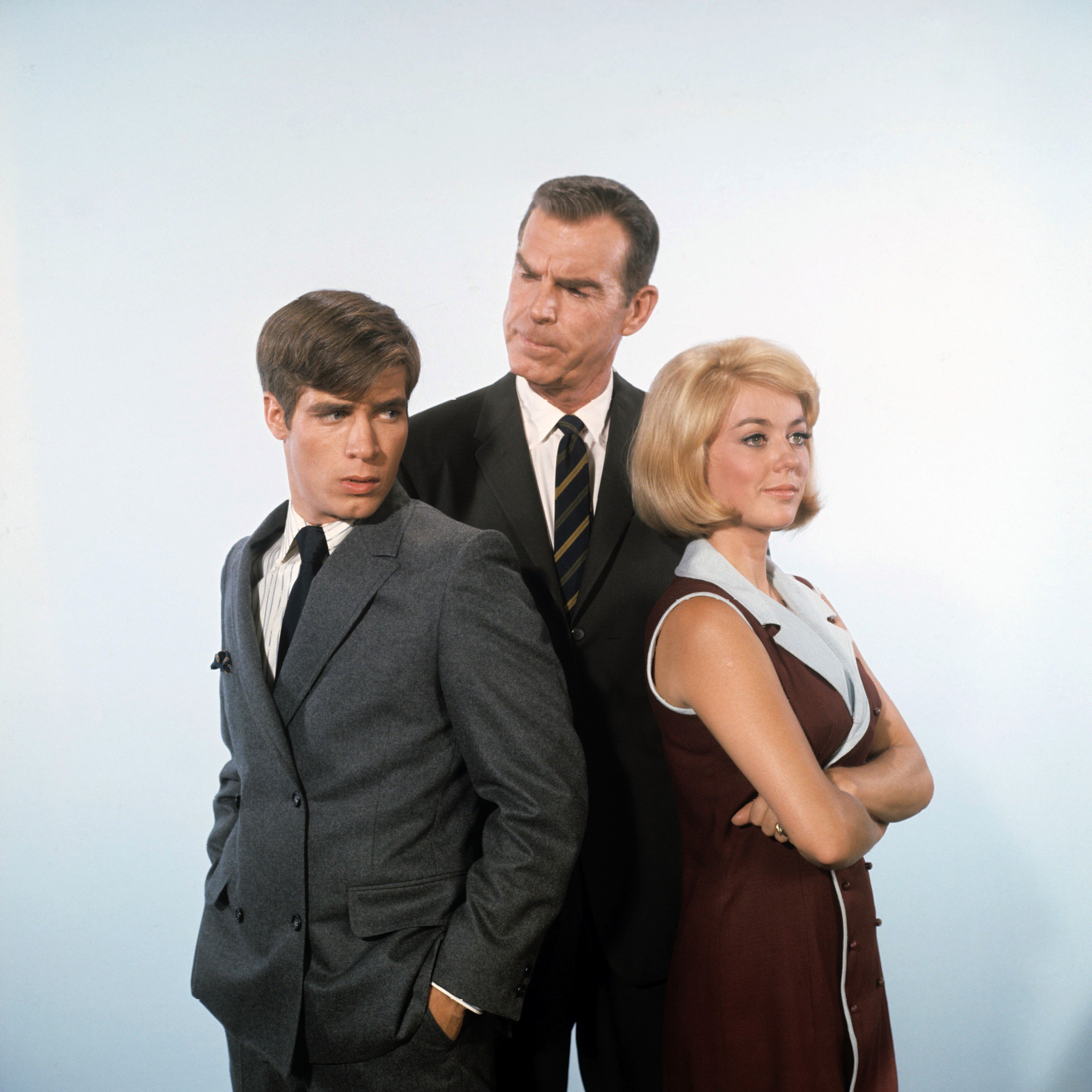Don Grady, Fred MacMurray, Tina Cole pose for "My Three Sons" photocall on September 4, 1968. | Photo: Getty Images