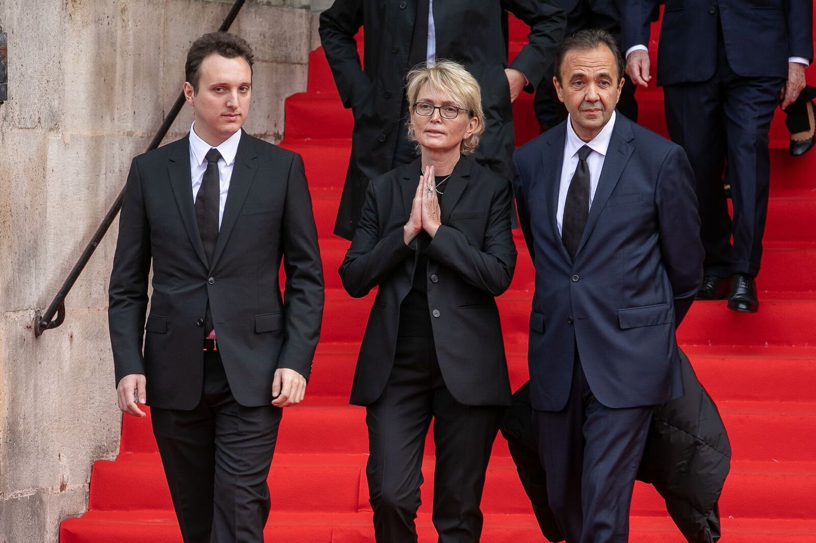 Les familles Chirac, remercient le public à l'occasion des funérailles de l'ancien président français Jacques Chirac, à Paris. | Photo : GettyImage