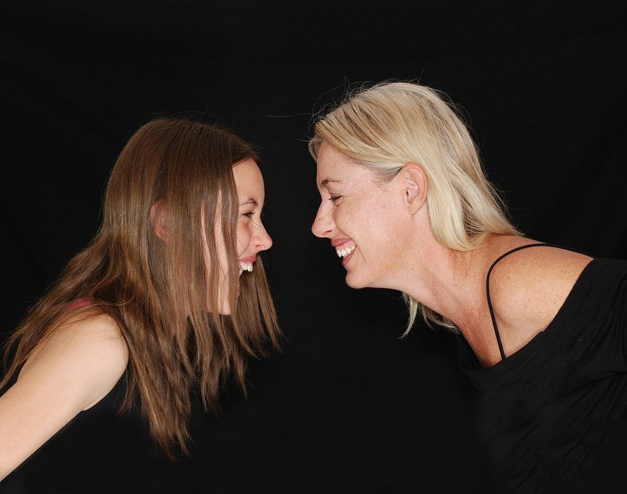 Madre e hija enfrentándose. | Imagen: Pixabay