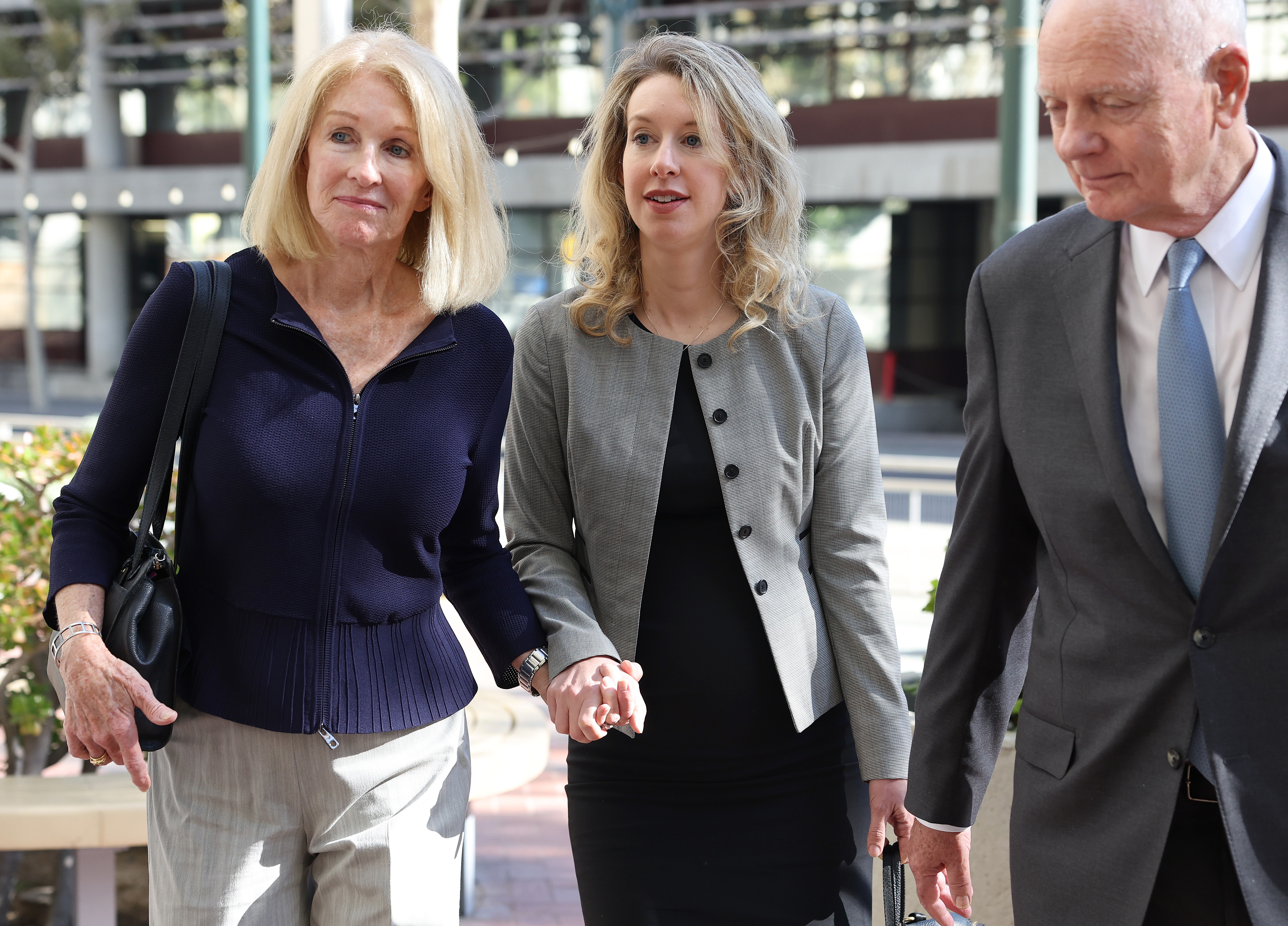 Elizabeth Holmes (C) arrives at federal court with her mother Noel Holmes (L) and father Christian Holmes on September 01, 2022 in San Jose, California. | Source: Getty Images