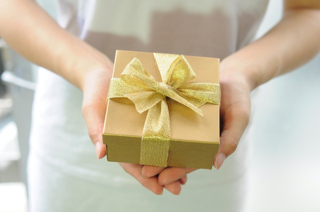 A small gift box. Image credit: Pixabay. 