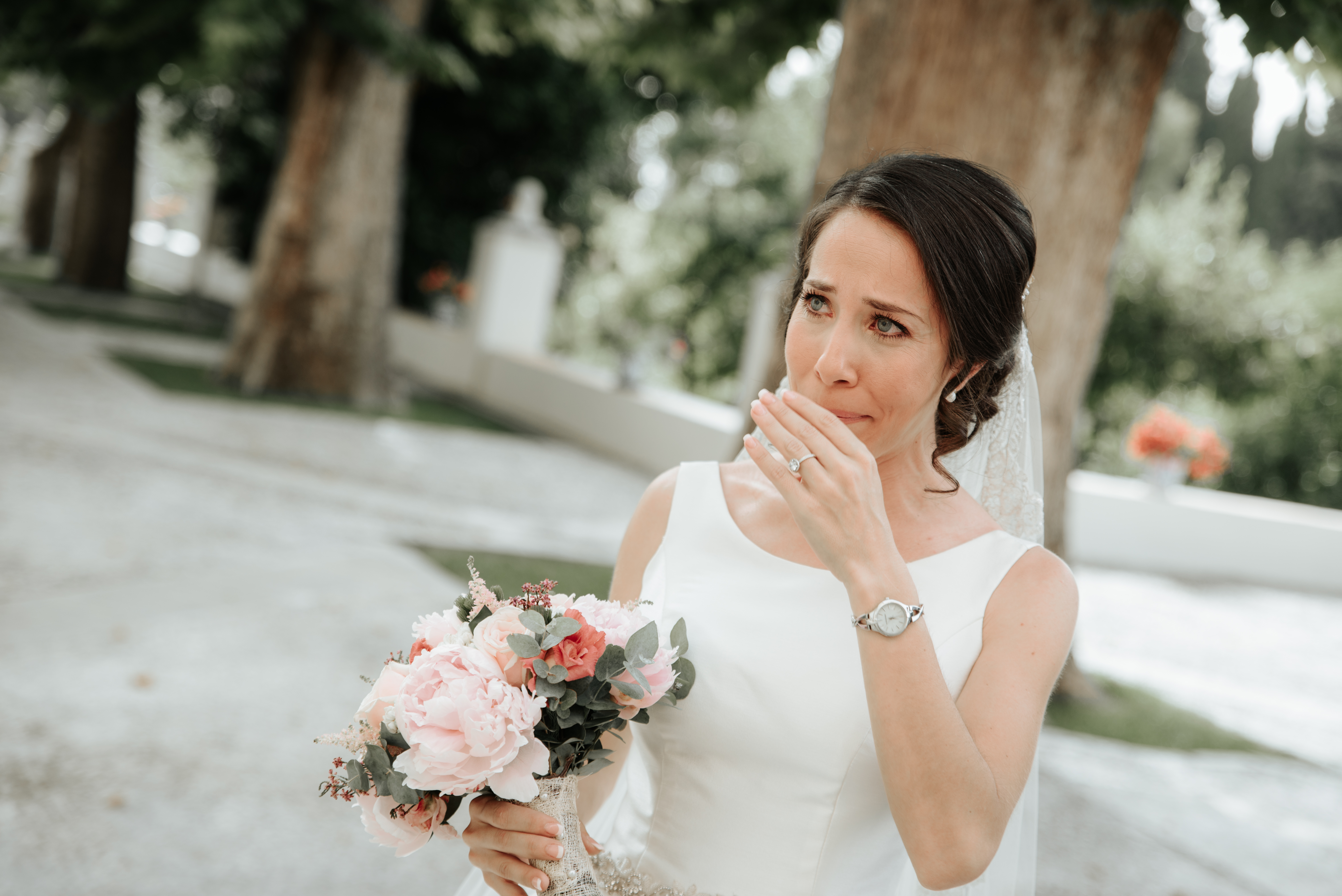 Eine wunderschöne brünette Braut ist weinend abgebildet | Quelle: Shutterstock