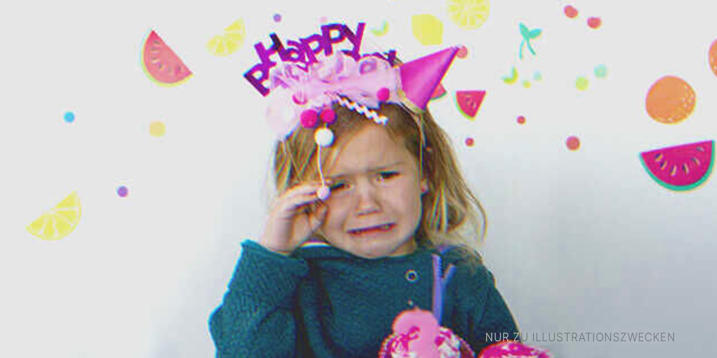 Mädchen mit Geburtstagshut weint. | Quelle: Getty Images