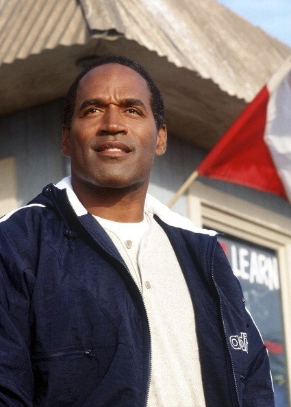 O.J. Simpson posing for a photo.| Photo: Getty Images.