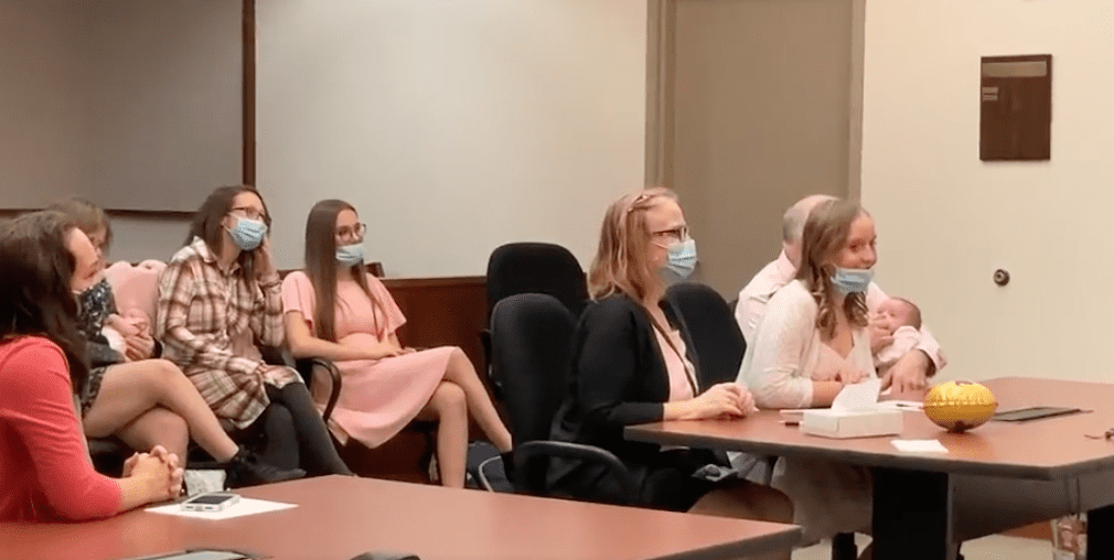 The family sits in the courthouse waiting for the adoption to be made official | Photo: Twitter/LaurenEdwardsTV