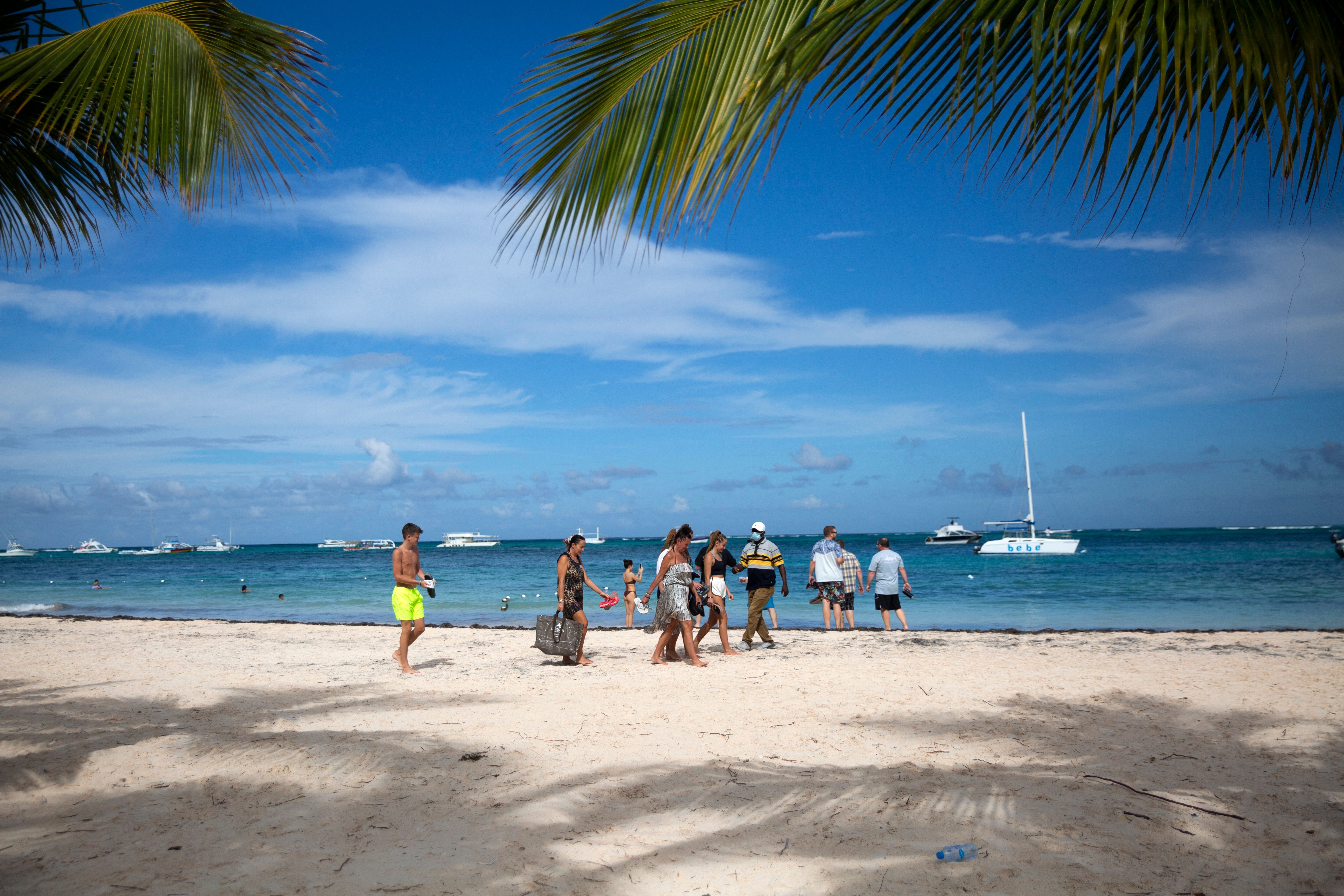 Tourists enjoy a beach in the Dominican Republic, on January 7, 2022 | Source: Getty Images