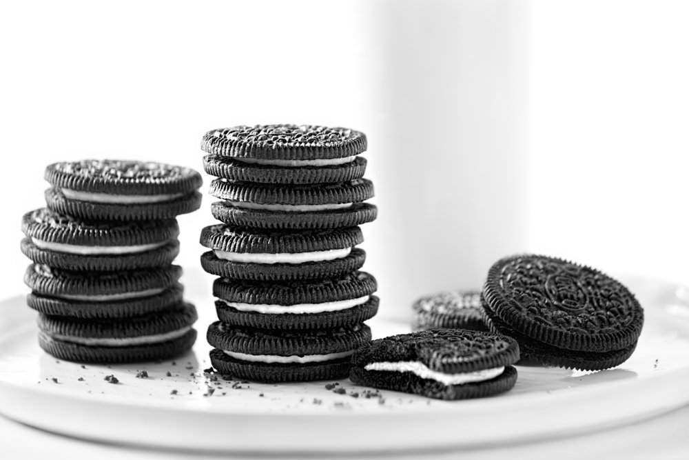 A photo of Oreo chocolate cookies stacked with milk. | Photo: Shutterstock