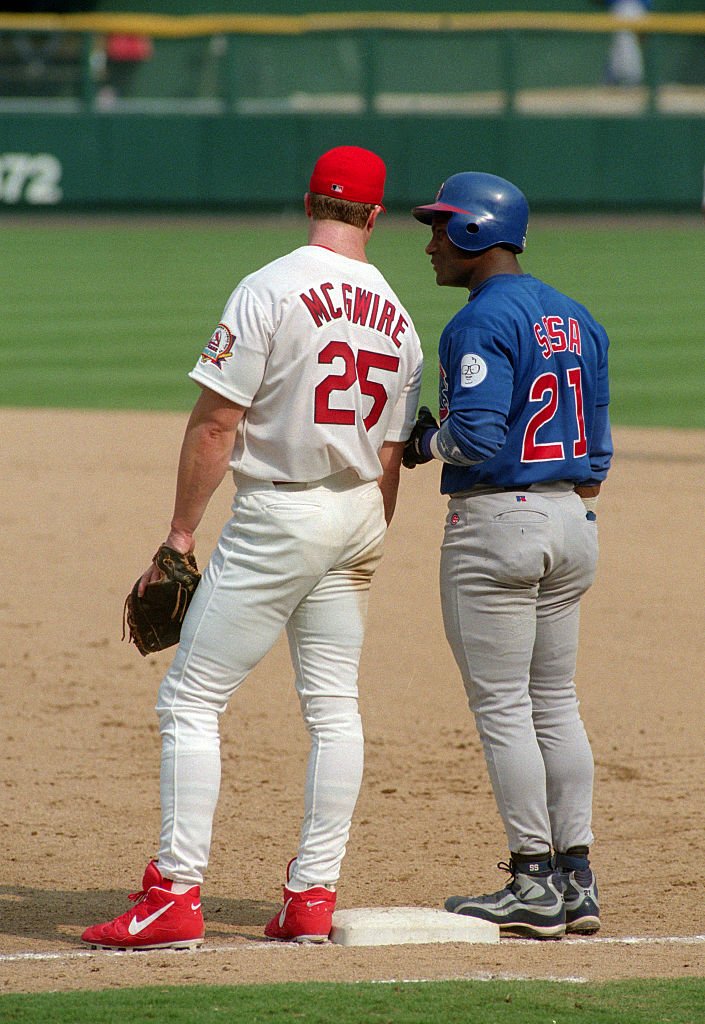 Mark McGwire and Sammy Sosa catch up on first base at Busch Memorial Stadium | Photo: Getty Images