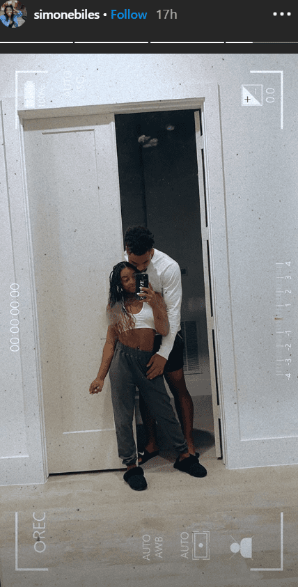 Simone Biles in a mirror picture with her new lover, Jonathan Owens. | Photo: Instagram/simonebiles