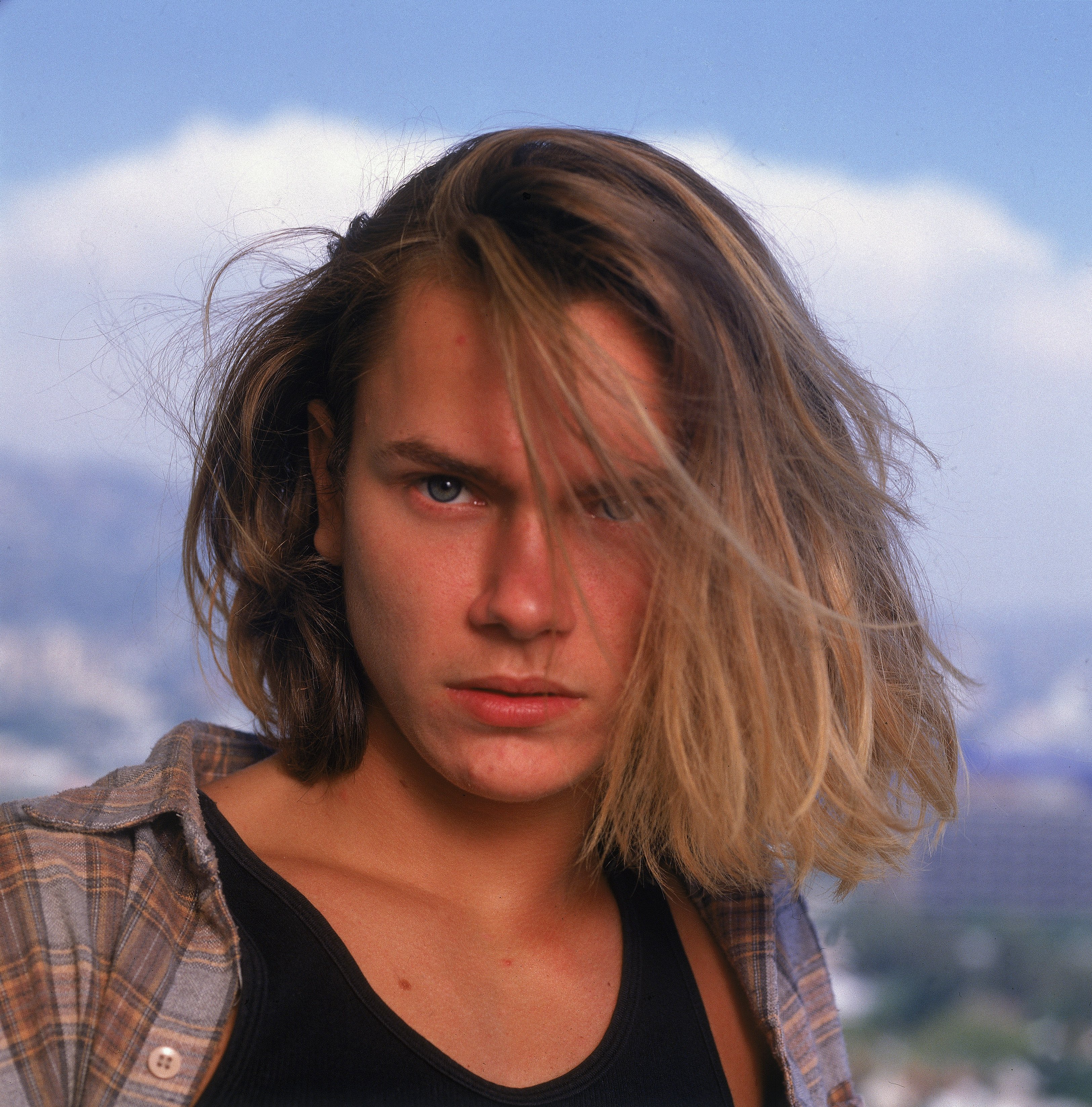 Outdoor headshot of River Phoenix in 1991| Photo: Getty Images