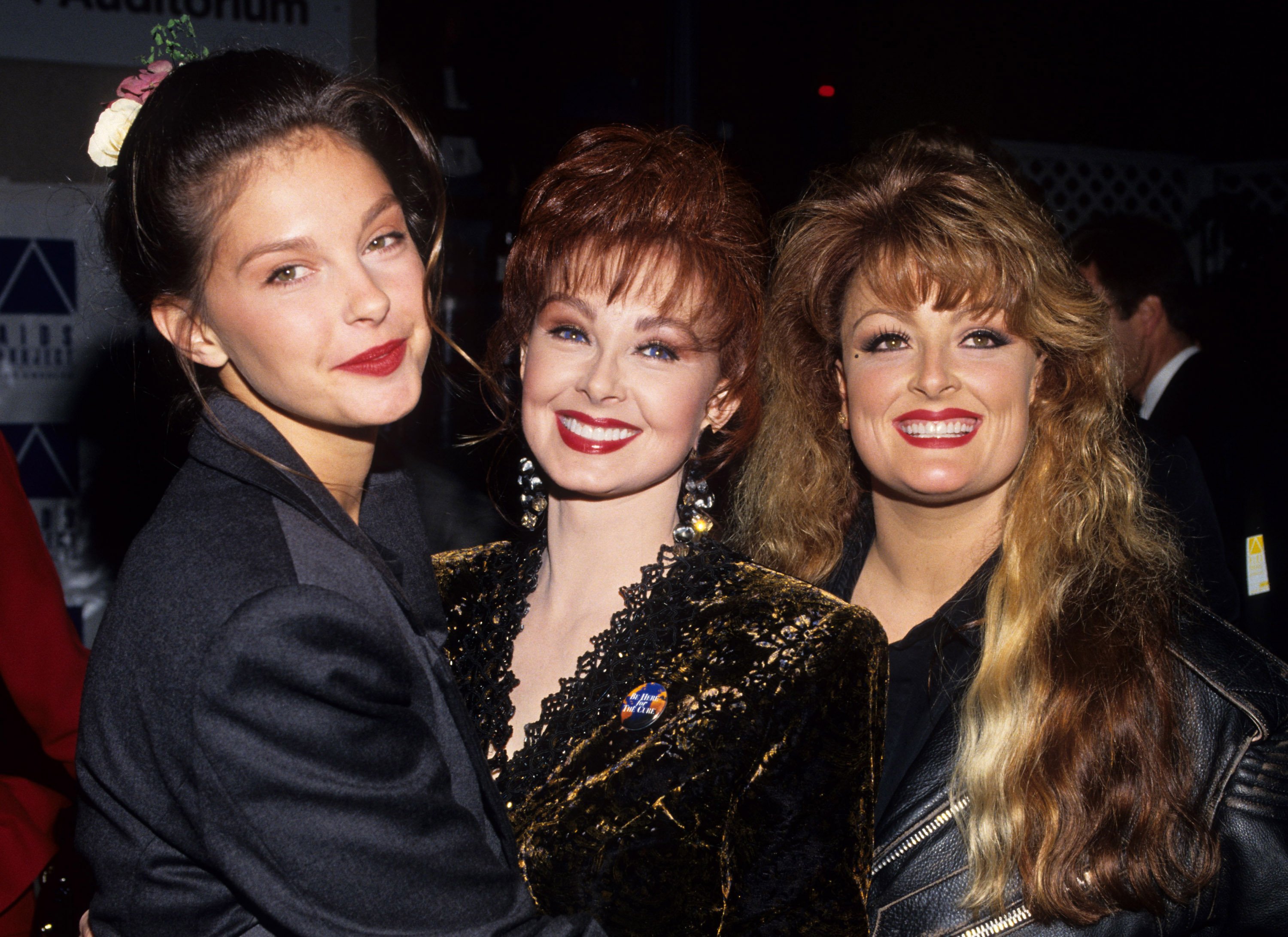 Ashley Judd, Naomi Judd ve Wynonna Judd, Universal City, California, Amerika Birleşik Devletleri'ndeki Universal Amphitheatre'da APLA 6th Commitment to Life Concert Benefit sırasında.  |  Kaynak: Getty Images