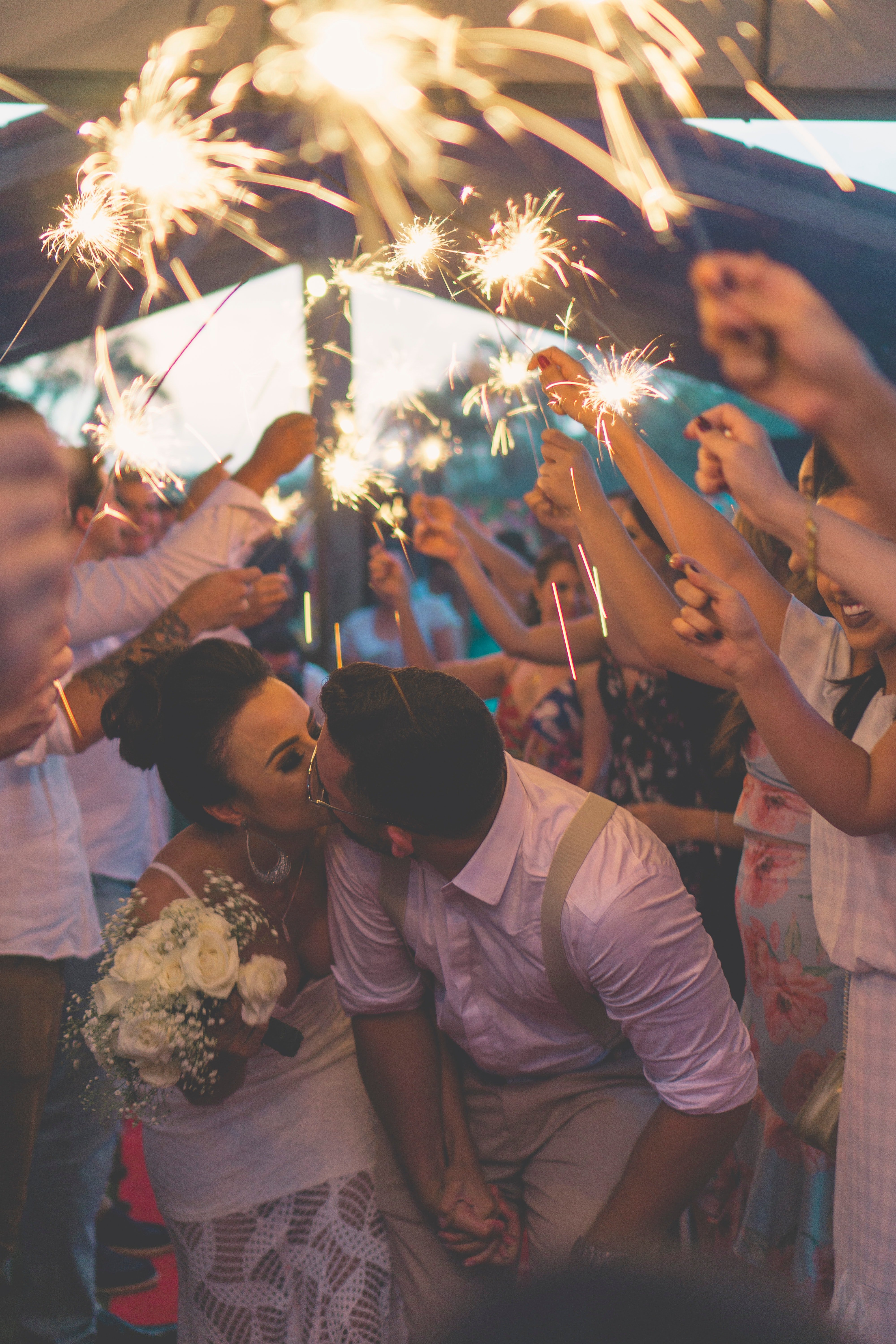 Una boda con fuegos artificiales. | Foto: Unsplash