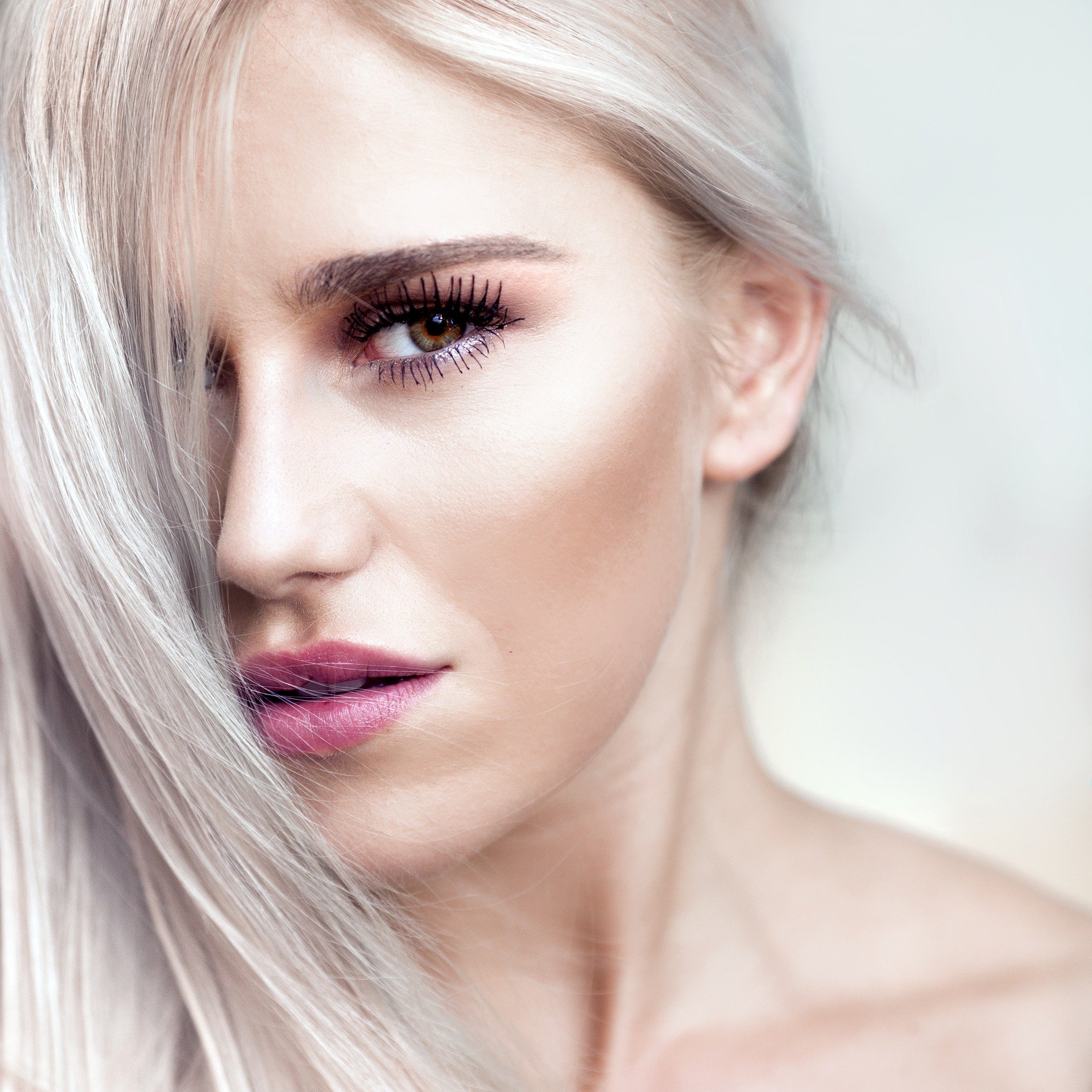 Une jeune femme avec les cheveux blancs | Photo : Pixabay.