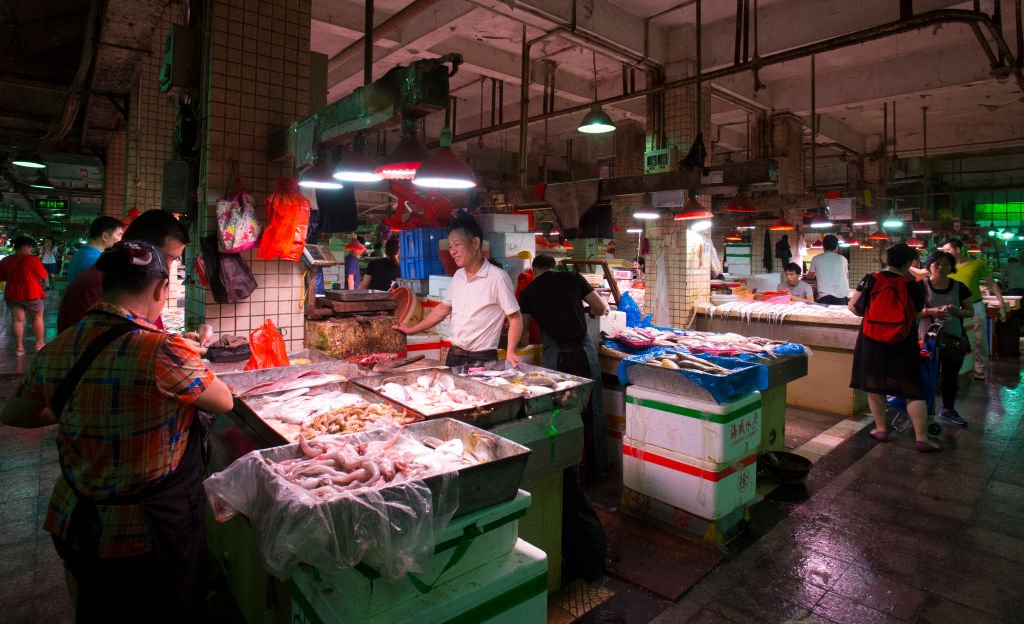 Un mercado en Shenzhen, China. | Foto: May Tse a través de Getty Images