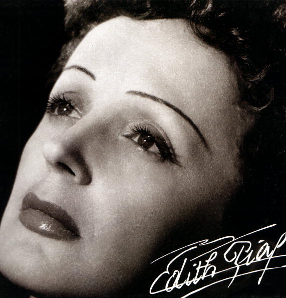 Photo d'Edith PIAF ; Portrait posé d'Edith Piaf | Photo : GettyImage Photo d'Edith PIAF ; Portrait posé d'Edith Piaf | Photo : GettyImage