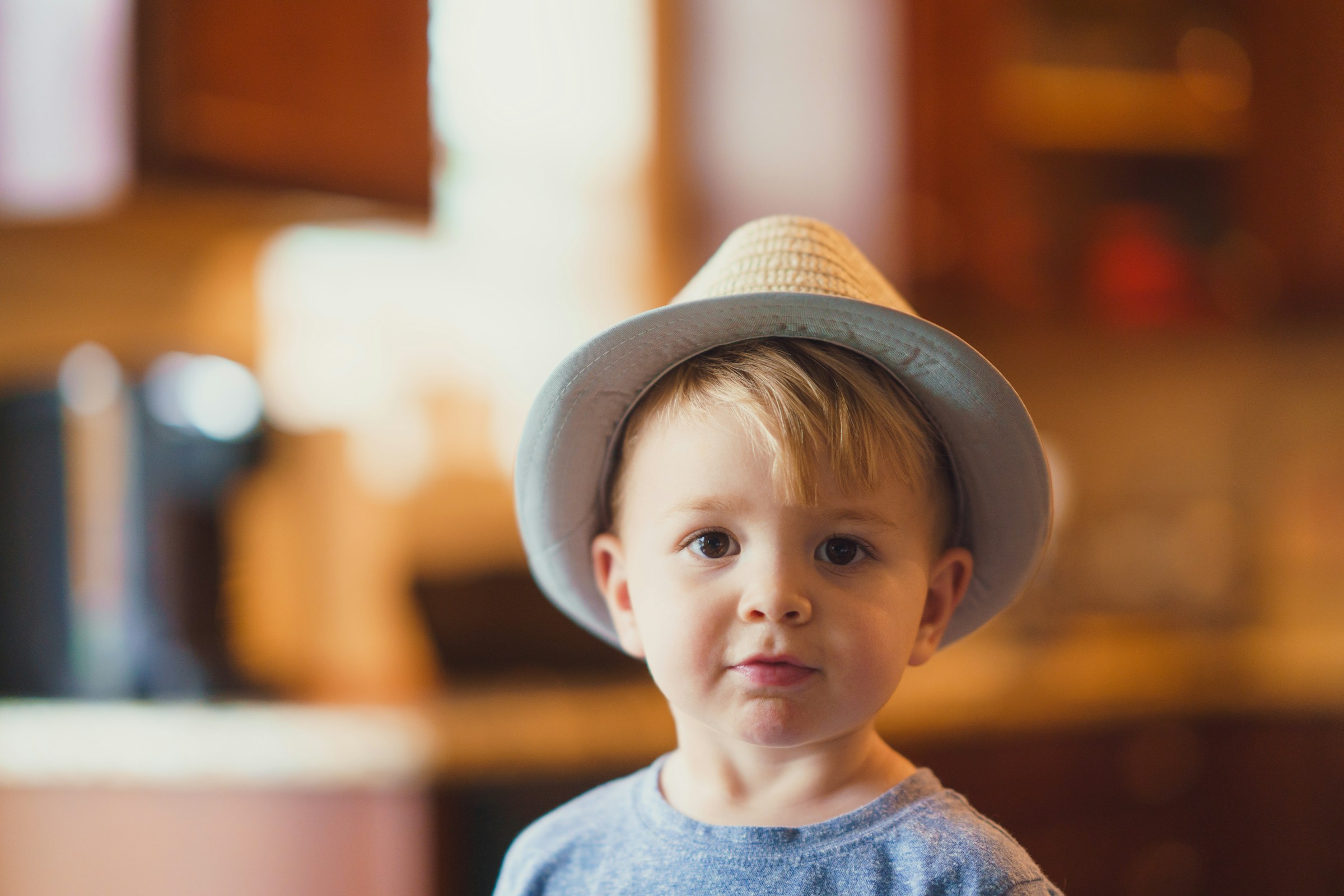 A little boy wearing a hat | Source: Unsplash