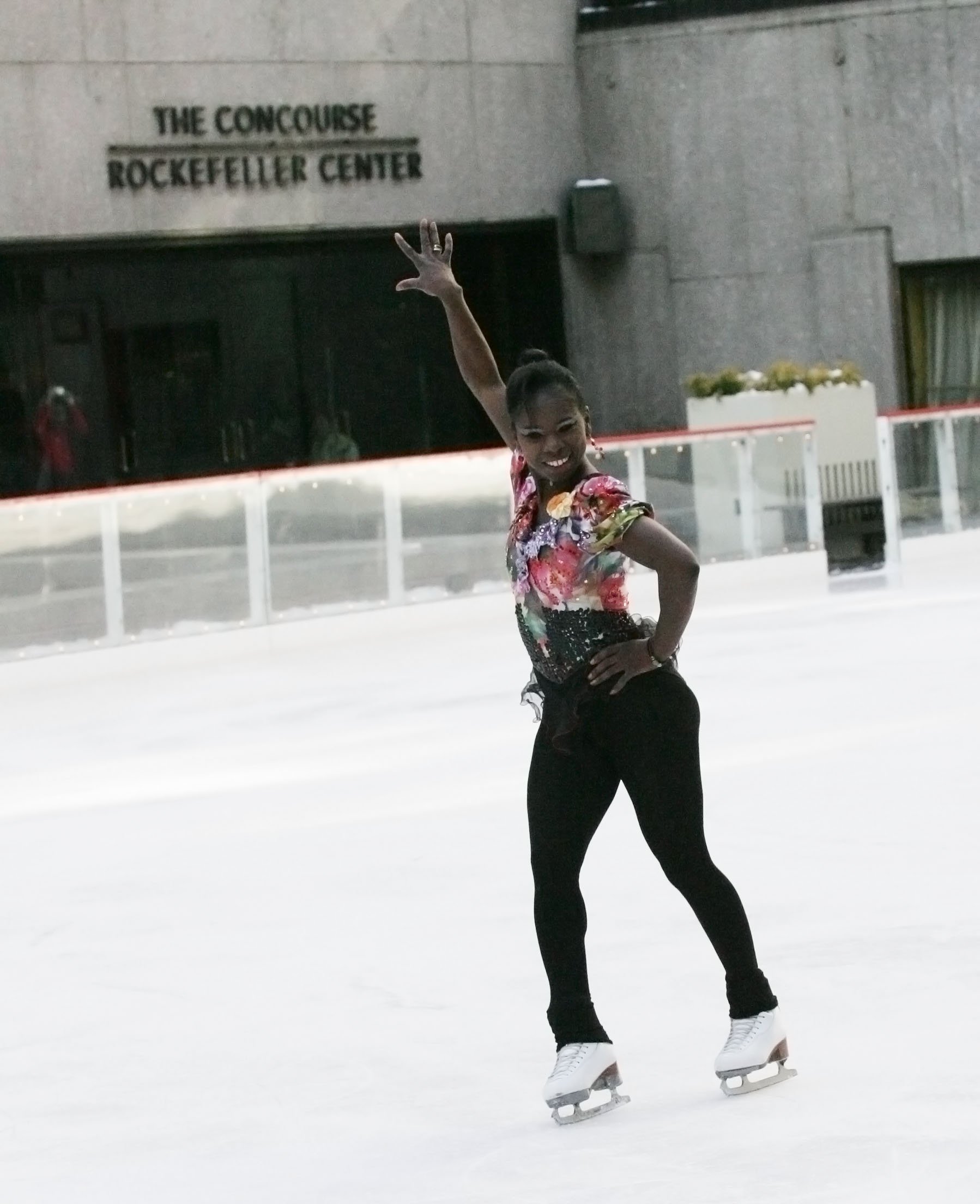  Surya Bonaly performs a back flip at the ice rink at Rockefeller Center on January 21, 2009 | Photo: Getty Images