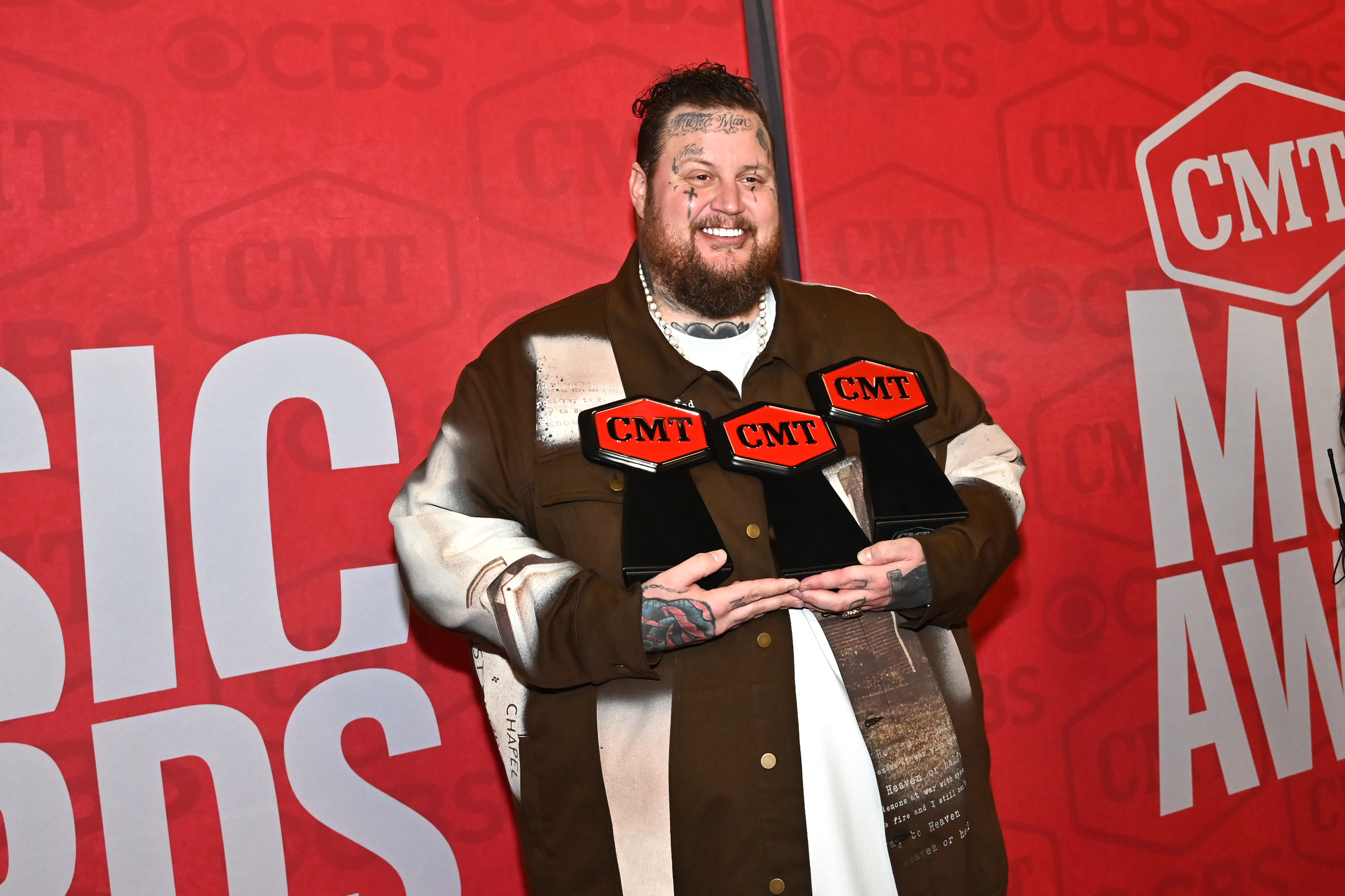 Jelly Roll poses with his awards in the press room during the CMT Music Awards on April 7, 2024 | Source: Getty Images