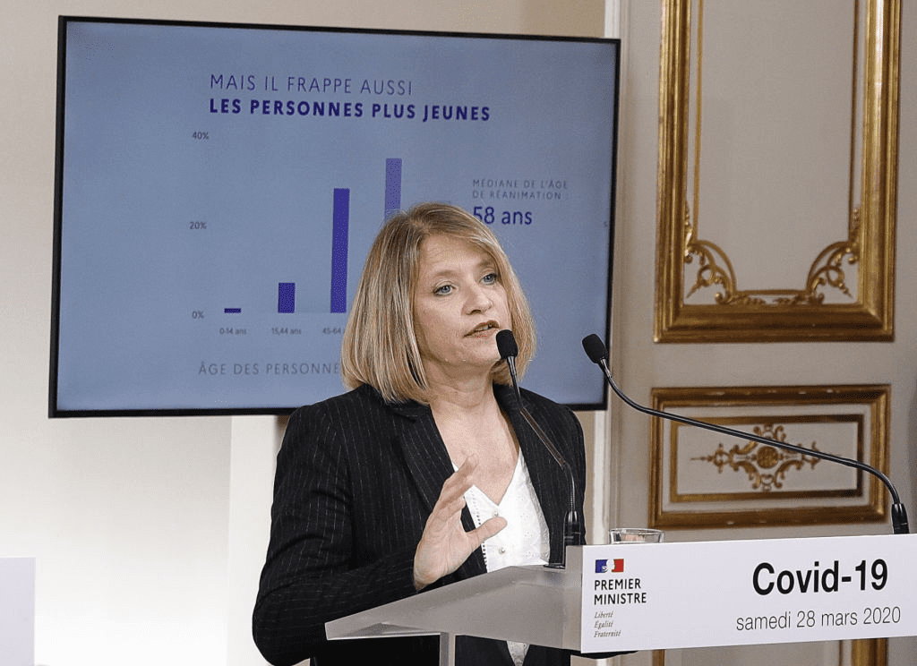 Professeure associée au service des maladies infectieuses et tropicales de l'hôpital Saint-Antoine (AP-HP), Paris France, Karine Lacombe s'exprime lors d'une conférence de presse avec le Premier ministre Français à Paris, le 28 mars 2020. | Photo : Getty Images Professeure associée au service des maladies infectieuses et tropicales de l'hôpital Saint-Antoine (AP-HP), Paris France, Karine Lacombe s'exprime lors d'une conférence de presse avec le Premier ministre Français à Paris, le 28 mars 2020. | Photo : Getty Images