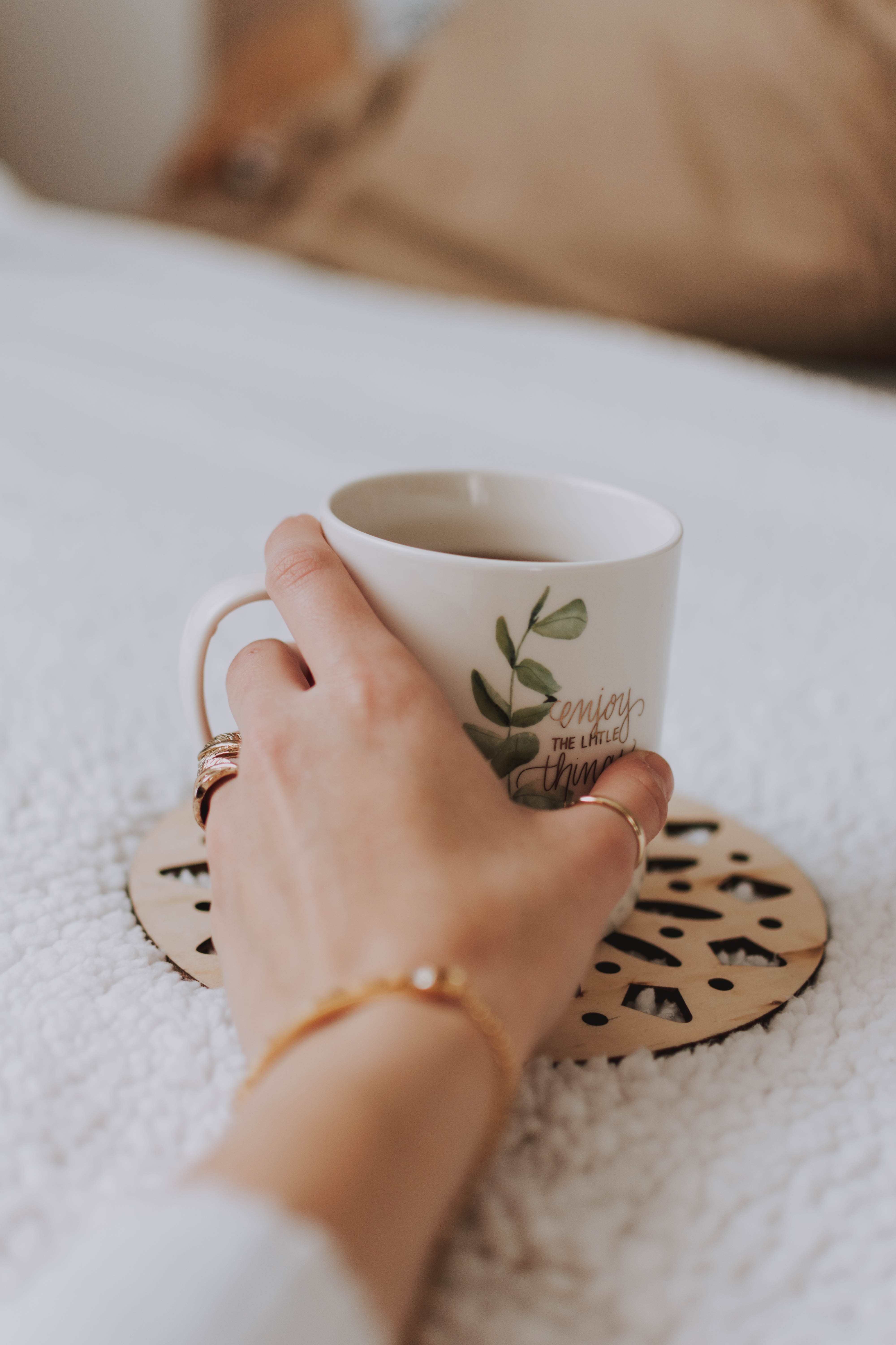 Lorena unloaded all her feelings of loneliness as they drank tea. | Source: Pexels