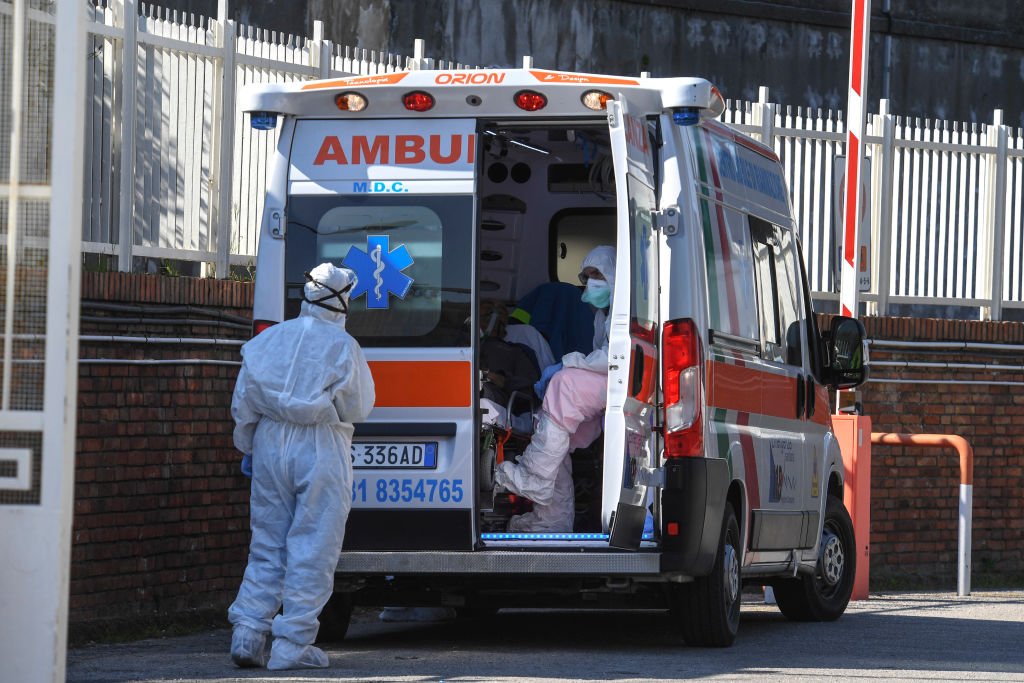 Des ambulanciers paramédicaux ouvrent une ambulance avec un patient Coronavirus COVID-19 aux urgences de l'hôpital de Cotugno. | Photo : Getty Images.
