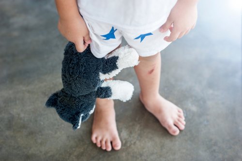 Niño pequeño sostiene un peluche. | Foto: Shutterstock
