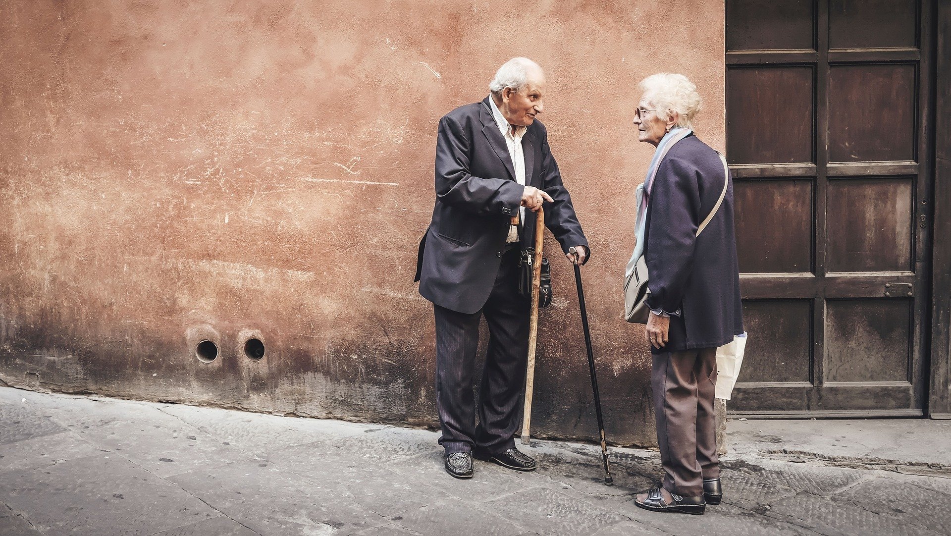 Senior couple on the street. | Source: Pixabay