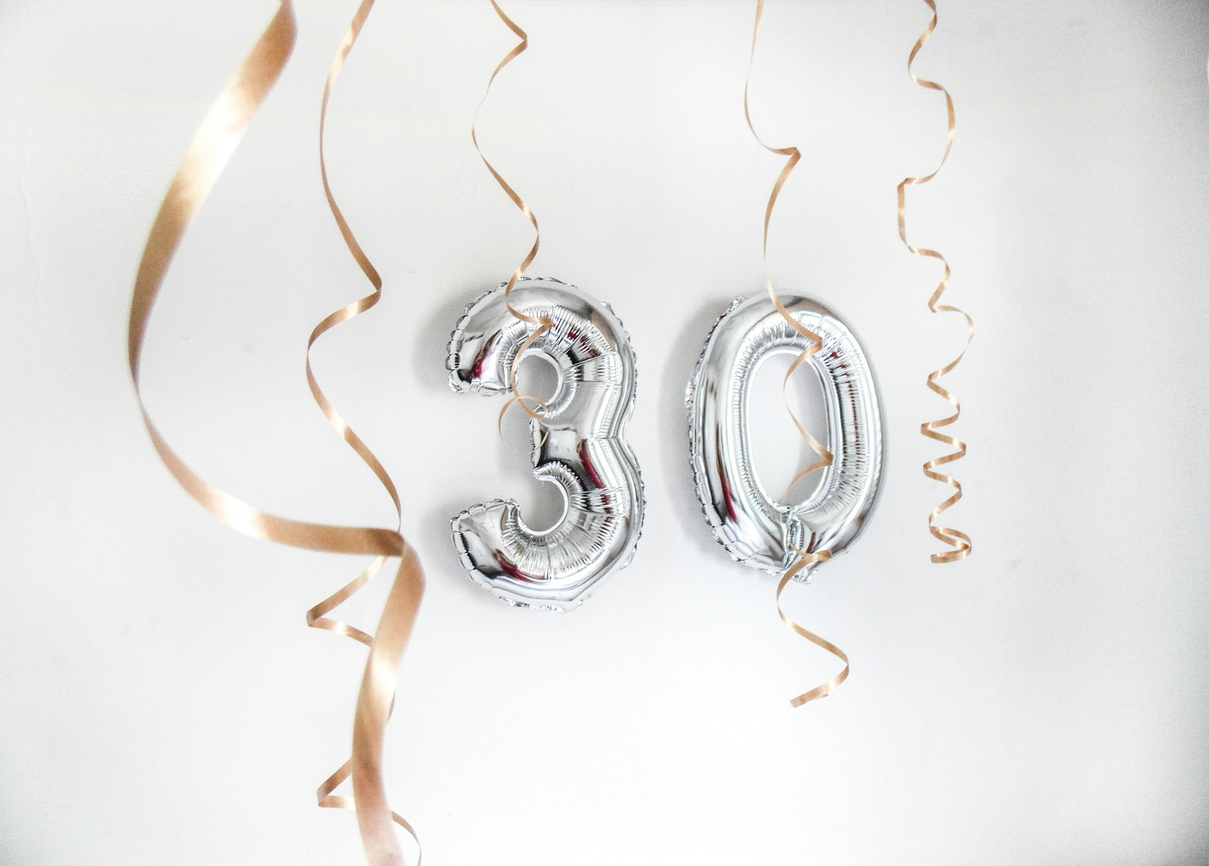 Ballons d’anniversaire en argent | Source : Unsplash