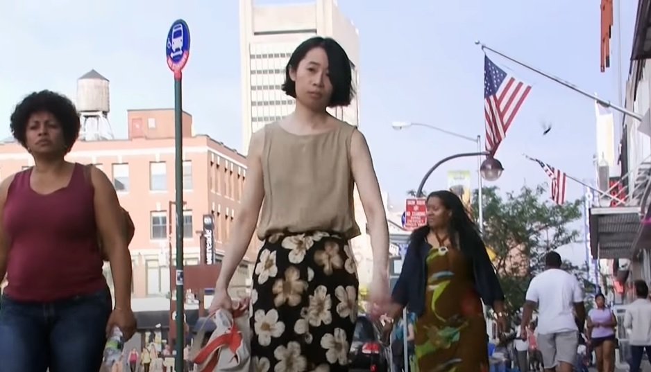 Kate Hashimoto auf der Straße in New York. | Quelle: YouTube/tlc uk