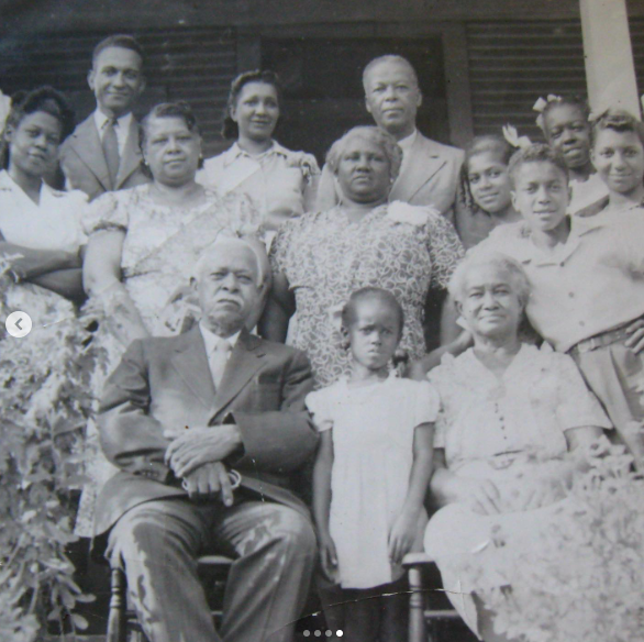 The family in a group photo, dated January 2023 | Source: Instagram/michelleobama