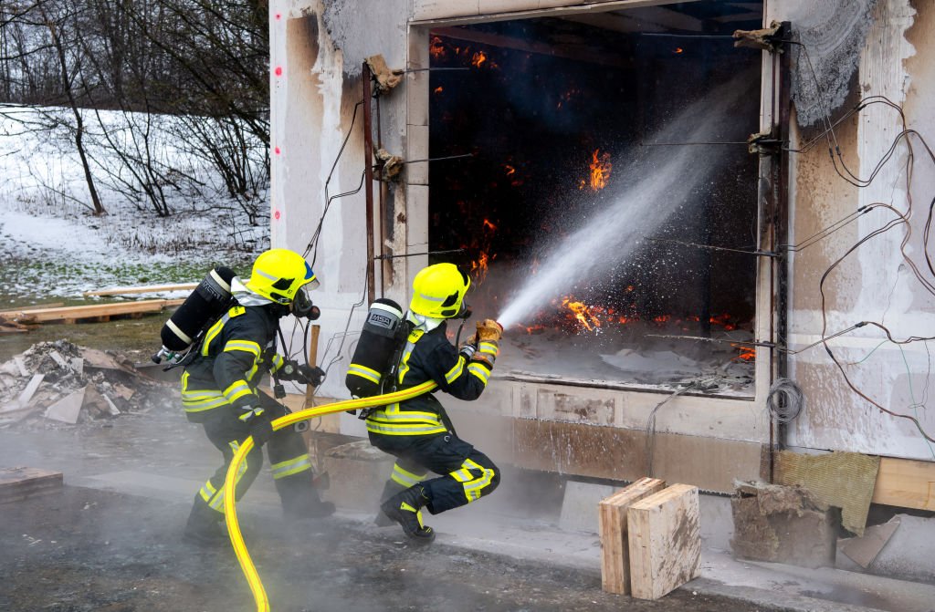 Des pompiers combattant le feu | source : Getty Images