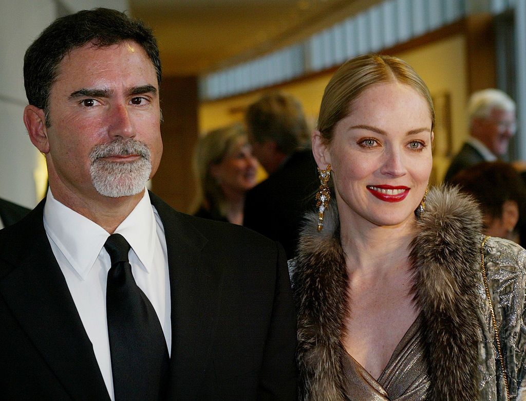 Phil Bronstein and Sharon Stone at the Global Conference Institute's Healthcare Humanitarian Award dinner on April 22, 2002, in Chicago, Illinois. | Source: Scott Olson/Getty Images