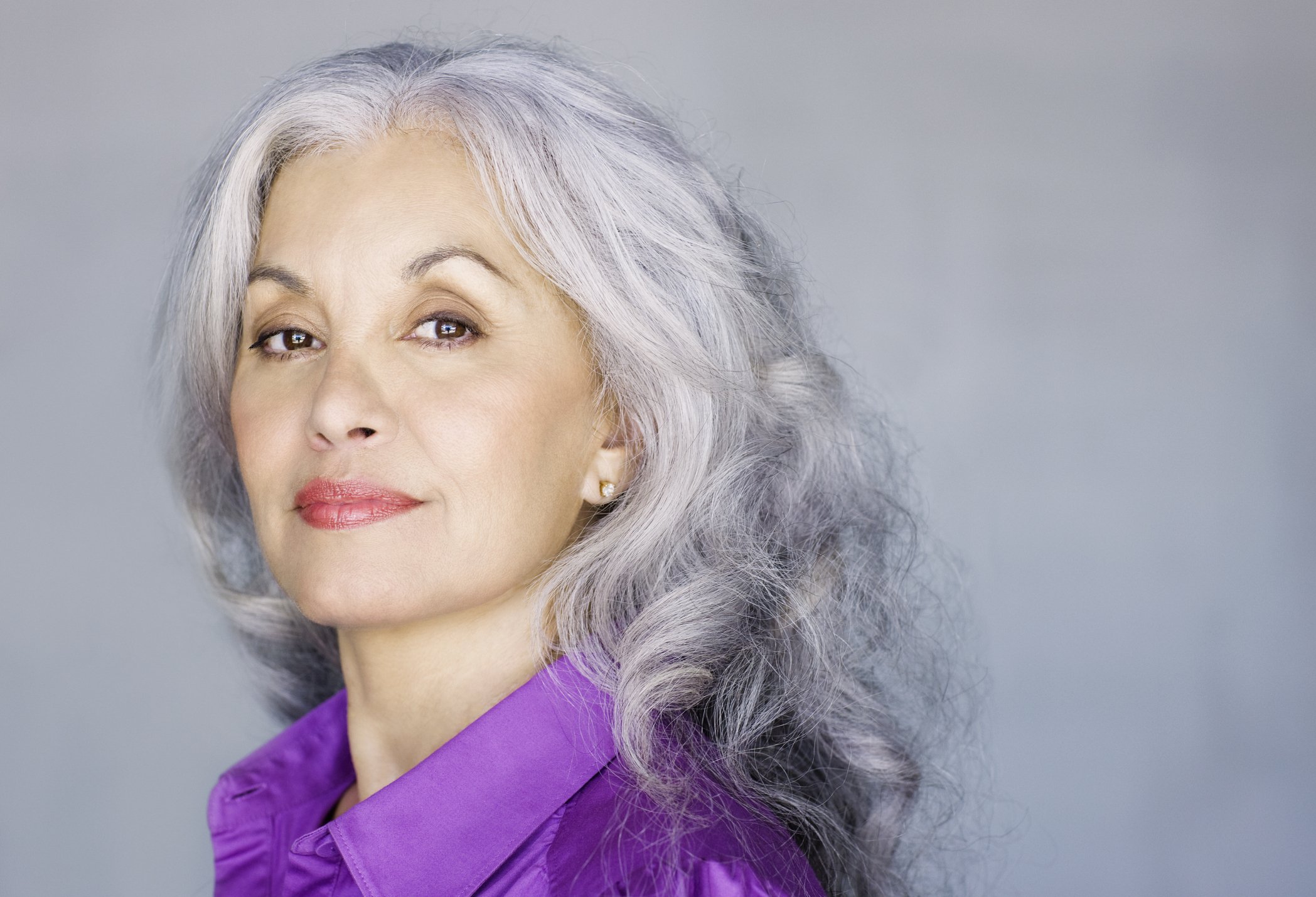 Une femme avec des cheveux gris. | Photo : Getty Images