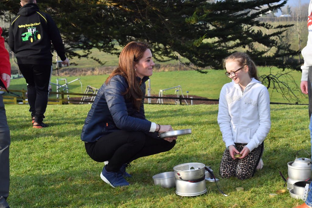 Catherine, duchesse de Cambridge, avec une enfant. | Photo : Getty Images