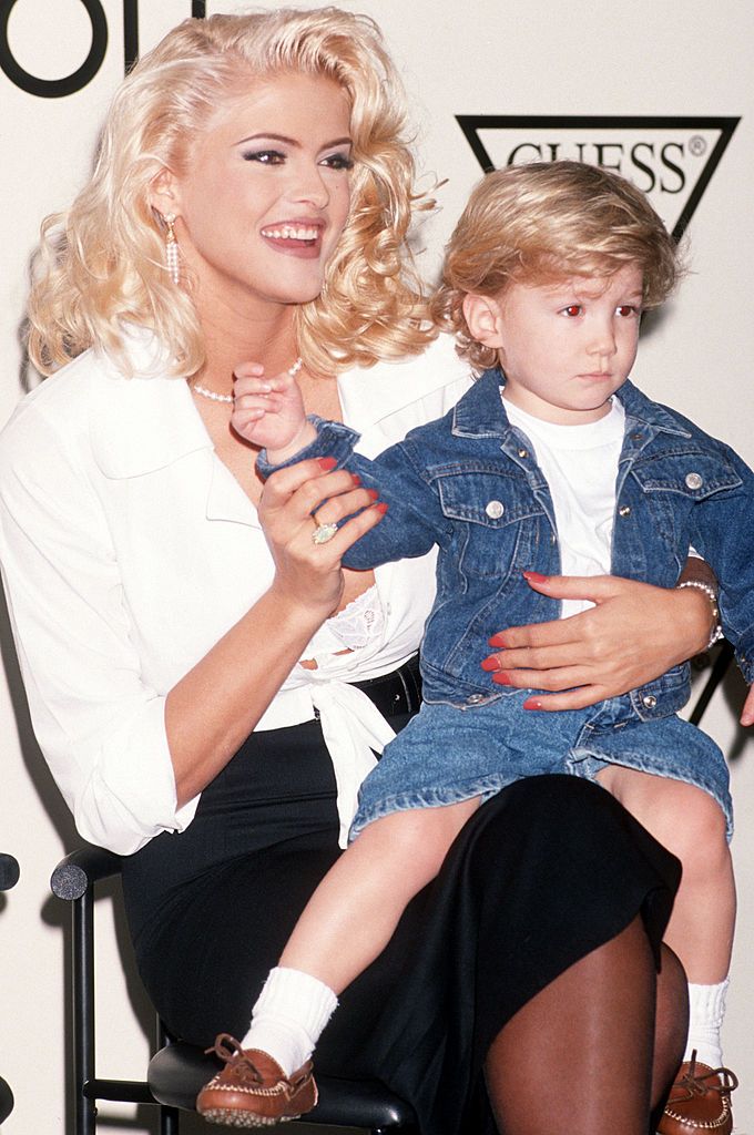 Anna Nicole Smith y su hijo Danny en 1993 en Beverly Hills. | Foto: Getty Images